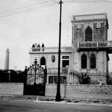 C�� da dire che sul lato sinistro dell�immobile vi era un tempo un�altra residenza: Villa Ippolita Attolico, costruita nel 1928. Era caratterizzata da raffinate monofore e bifore in stile neo-gotico veneziano. Demolita alla fine del secolo scorso � stata sostituita da un alto palazzo